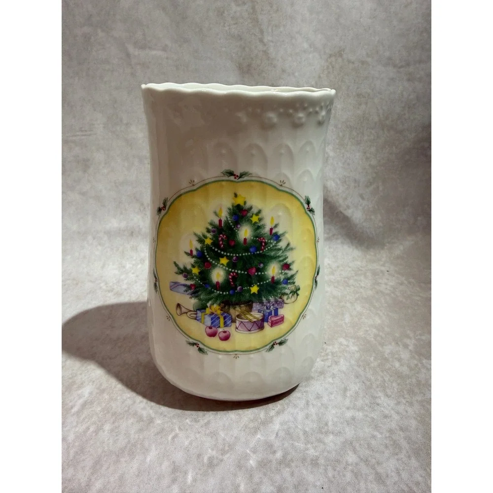 Mikasa Christmas Morning Bone China Vase B2040 Holiday‎ Tree Japan Scalloped